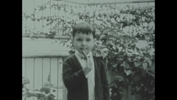 Rome Italy May 1958 Child Eats Candy 60S — ストック動画