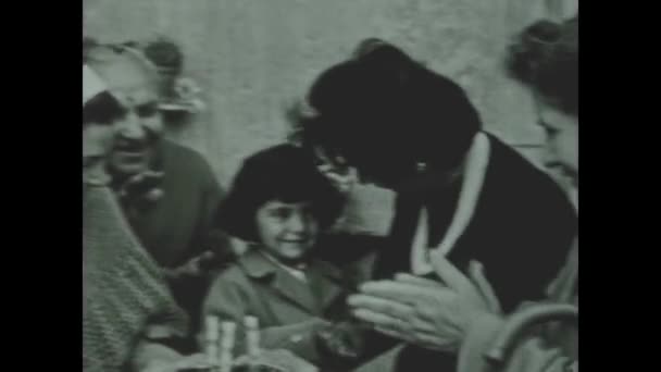 Rom Italien Mai 1958 Kleines Mädchen Geburtstagstorte Familie Erinnerungen Szene — Stockvideo