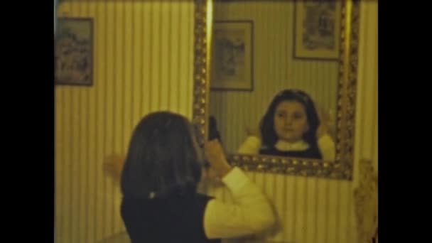 1964年 意大利罗马 60年代的小女孩照镜子 — 图库视频影像