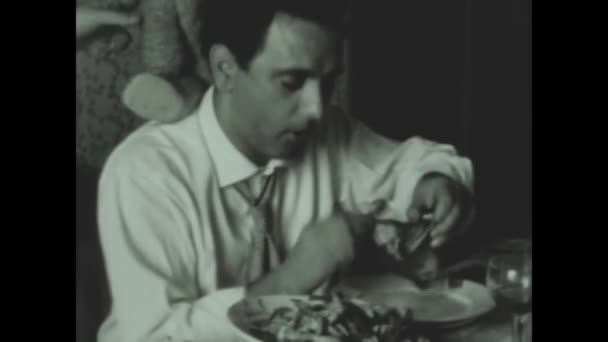 Řím Itálie Květen 1960 Lidé Cpou Oběd Letech — Stock video