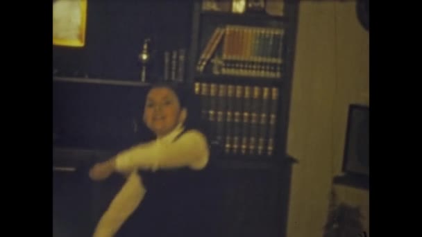 Roma Italia Maggio 1964 Bambina Che Balla Casa Negli Anni — Video Stock