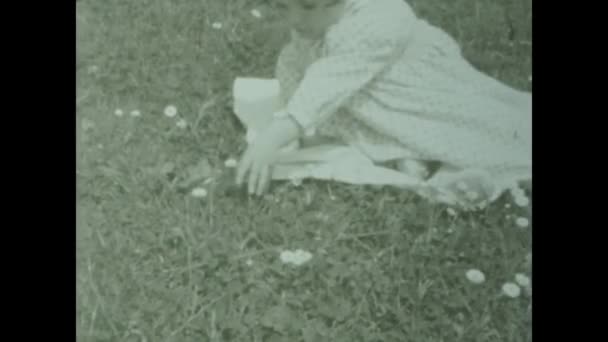 Rome Italy May 1956 Little Girl Meadow Family Memories Scene — Vídeo de stock