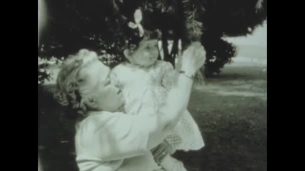 Roma Italia Maggio 1956 Nonna Tiene Bambina Negli Anni — Video Stock