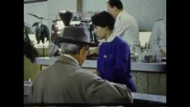 Rzym Włochy Maj 1964 Mężczyzna Przy Barze Pije Kawę Latach — Wideo stockowe