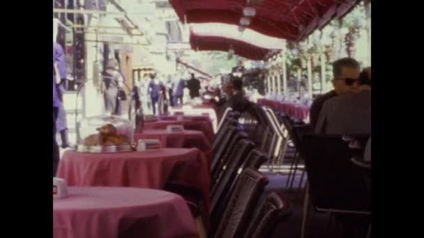 Ρώμη Ιταλία Μάιος 1964 Άνθρωποι Στο Τραπέζι Μπαρ Κοντά Στο — Αρχείο Βίντεο