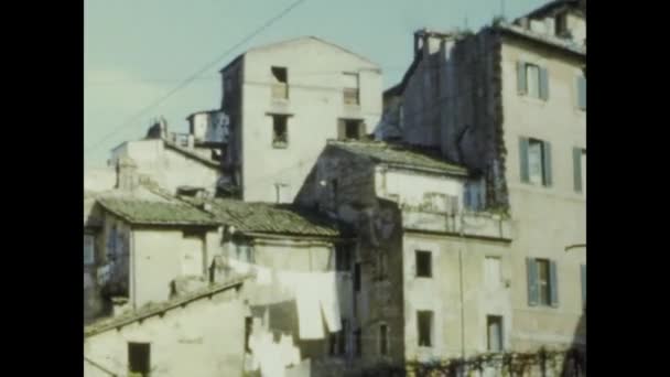 Рим Італія Можливо 1964 Роки Старі Будинки Занепадають Бідні Люди — стокове відео