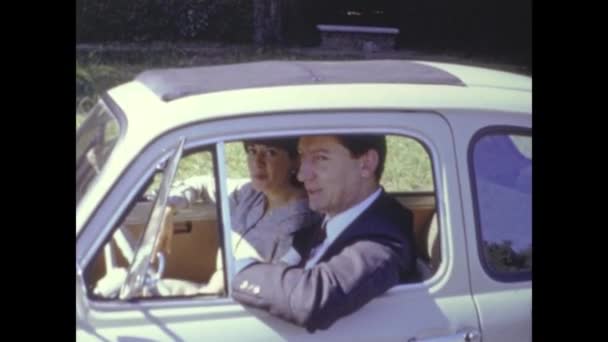 Caserta Italia Maggio 1964 Coppia Viaggiare Auto Negli Anni — Video Stock