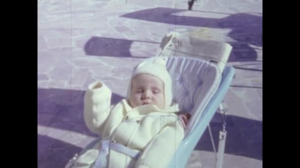 Caserta Ιταλία Μάιος 1964 Chubby Μωρό Ένα Καροτσάκι Στη Δεκαετία — Αρχείο Βίντεο