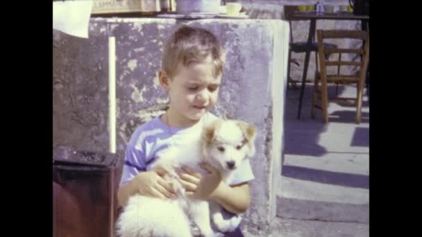 Capri Italien Juni 1964 Kind Hält Welpen Den 60Er Jahren — Stockvideo