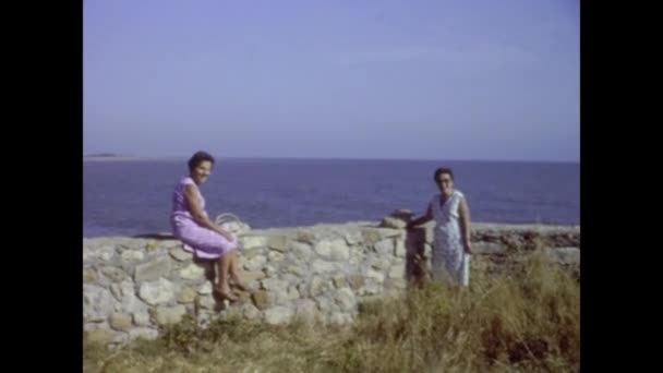 Rzym Włochy Czerwiec 1964 Starsze Panie Patrzą Morze Latach Tych — Wideo stockowe