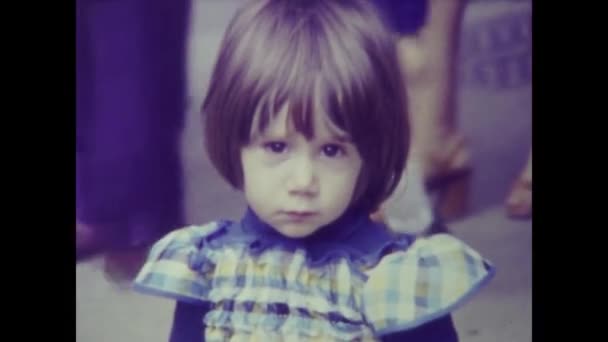 Ρώμη Ιταλία Μάιος 1964 Παιδί Μόνο Στη Σκηνή Του Πλήθους — Αρχείο Βίντεο