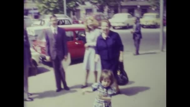 Rom Italien Mai 1964 Familie Auf Dem Bürgersteig Den 60Er — Stockvideo
