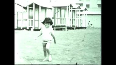 Roma, İtalya Haziran 1958: 50 'lerde küçük kız tatil anıları canlandı