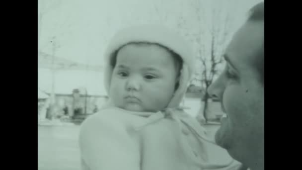 Roma Itália Março 1958 Pai Bebê Família Memórias Cena Cidade — Vídeo de Stock