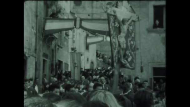 Rome Italy June 1958 Christian Procession Alley Scene 50S — Vídeo de stock