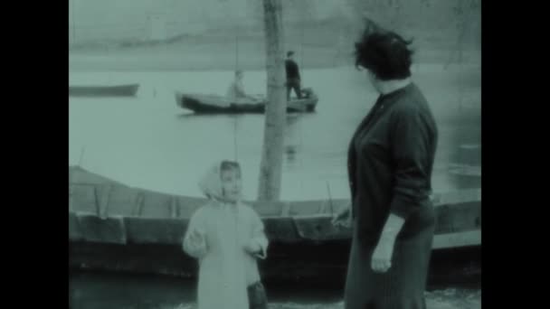 Ρώμη Ιταλία Ιούνιος 1958 Οικογενειακή Σκηνή Διακοπών Στη Λίμνη Στη — Αρχείο Βίντεο