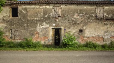 Eski terk edilmiş evin detaylı görüntüsü.