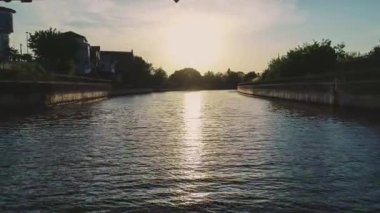 Su manzaralı bir nehir görüntüsü. Nehrin insansız hava aracı görüntüsü. Yaz manzarasında yeşillik olan nehir.