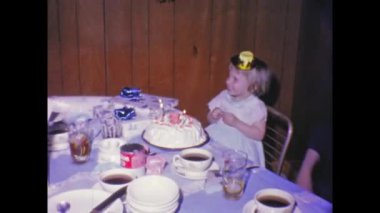 Dallas, ABD Mart 1963: 60 'larda evde öğle yemeği doğum günü çocuk aile anıları sahnesi