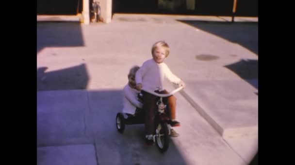 Dallas Estados Unidos Marzo 1963 Triciclo Callejero Infantil Los Años — Vídeos de Stock