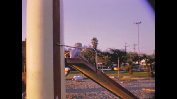 Dallas United States March 1963 Children Park Slide Scene 60S — Vídeos de Stock