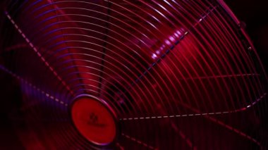 Çevredeki fan detayı düşük ışıkta çekildi