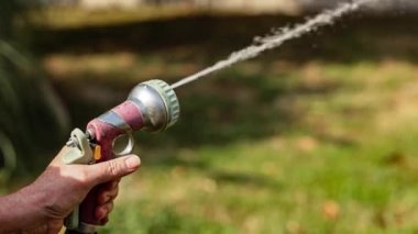 Bahçeyi su jeti ile sula.