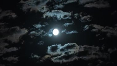 Hızlandırılmış ay ve bulutlar gece hareket eder