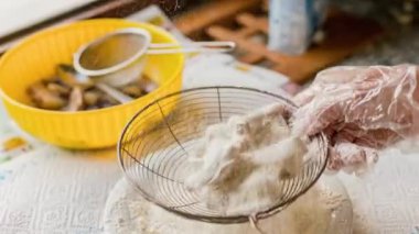 Kızartma sahnesi için balık halkaları ekmekleri