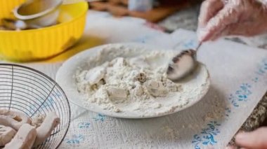 Kızartma sahnesi için balık halkaları ekmekleri