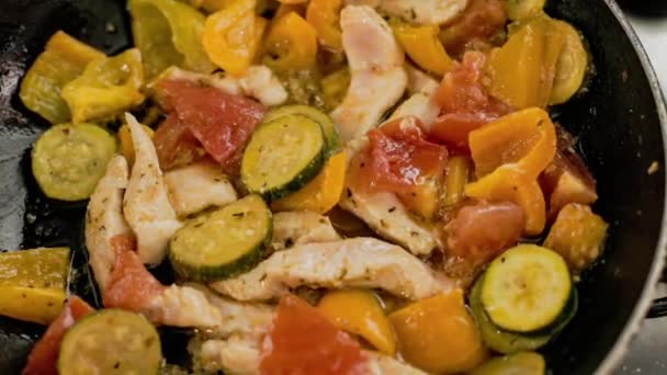 Csirke Zöldségekkel Főtt Edényben Csirke Főzése Zöldségekkel Fémserpenyőben — Stock videók