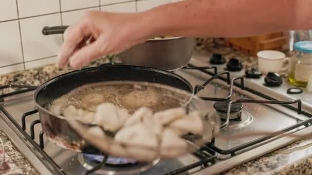 Breading Fish Rings Frying Preparation Scene — Vídeo de Stock