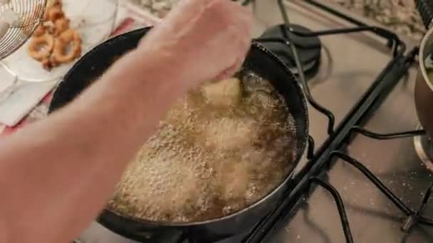 Preparação Anéis Peixe Frito Cozinhar Lulas Fritar Anéis Uma Frigideira — Vídeo de Stock