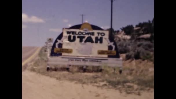 Utah United States June 1957 Utah Border Sign Scene 50S — Stockvideo