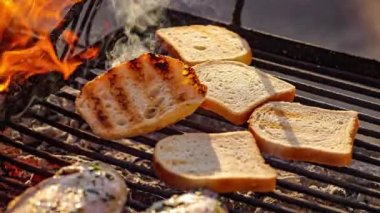 Beyaz ekmek parçaları dışında ızgara ve Barbekü, Barbekü yemek yemek, yemek pişirme ateş, alev ve kömür kırsal, açık ateş üzerinde ızgara