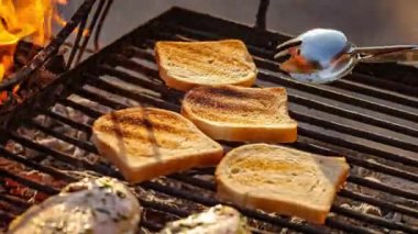 Beyaz ekmek parçaları dışında ızgara ve Barbekü, Barbekü yemek yemek, yemek pişirme ateş, alev ve kömür kırsal, açık ateş üzerinde ızgara