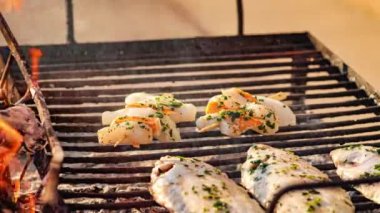 Balık Sturgeon ızgarada. Izgarada balık şiş..