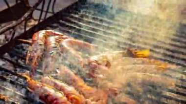 Izgarada ızgara karides ve mangal. Yağlı tavada kızartılan karideslerin yakın çekimi.
