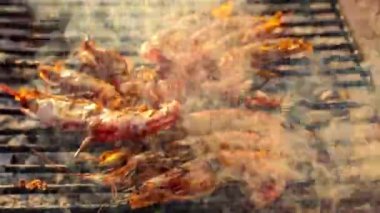 Izgara karides (Dev tatlı su karidesi) Bangkok Tayland 'da Tayland sokak gıda pazarında ya da restoranda mangal kömürü satışı