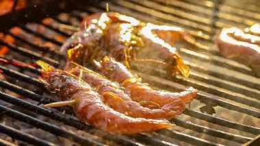 Izgara karidesin üzerine baharat dök. Izgara karidesin üzerine yağ dök, yavaş çekim..