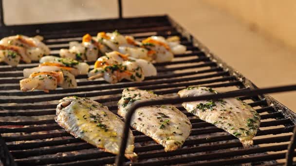 Pour Seasoning Grill Fish Drizzling Oil Grilled Seafood — Stock video