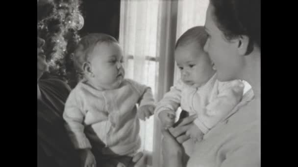 Rzym Włochy Grudzień 1963 Mama Dziecięca Scena Choinką Domu Latach — Wideo stockowe