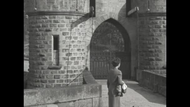 Clayette France April 1954 Castle Clayette Tourists 50S Shot Black — Αρχείο Βίντεο