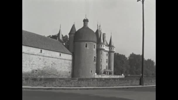 Clayette France April 1954 Castle Clayette Tourists 50S Shot Black — Vídeos de Stock