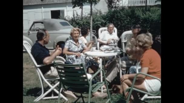 Normandië Frankrijk Mei 1964 Groep Mensen Ontspant Zich Tuin Jaren — Stockvideo