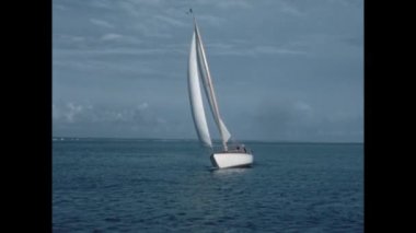 Normandiya, Fransa Mayıs 1964: Yelkenliler 60 'larda denizde yüzüyor