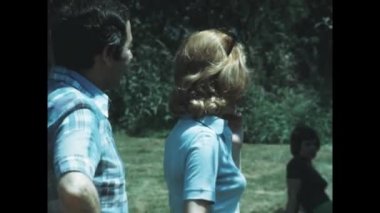 Paris, Fransa Haziran 1979: Kadın 70 'lerde açık hava sahnesine gülüyor