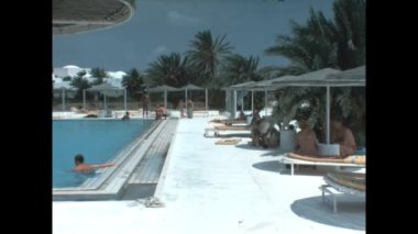 Mikonos, Yunanistan 1981: İnsanlar 80 'lerde Deniz tatil beldelerini rahatlatıyor