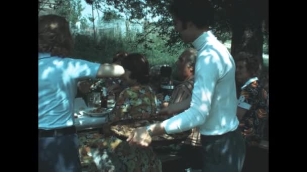Paříž Francie Červen 1979 Rodinní Lidé Oběd Zahrada Spolu Scéna — Stock video