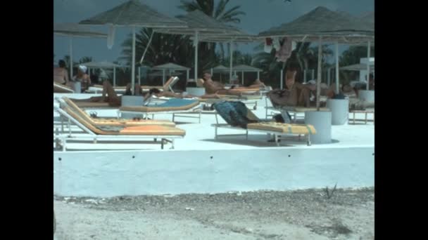 Mikonos Grécia Agosto 1981 Pessoas Relaxantes Cena Resort Mar Década — Vídeo de Stock